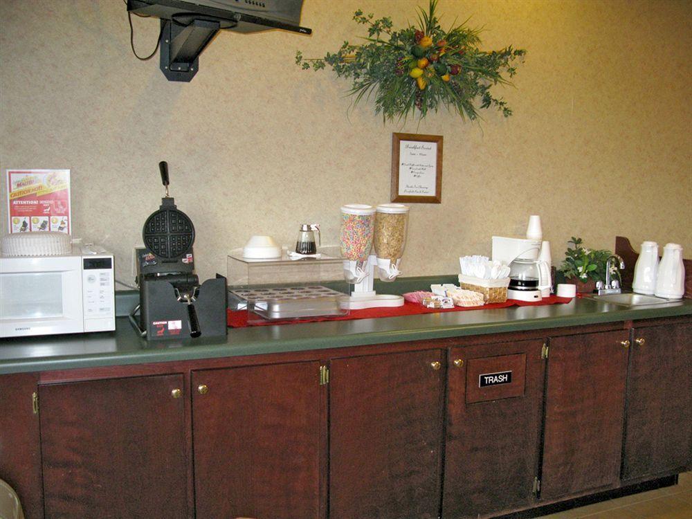 Deerfield Inn And Suites Steele Exterior foto